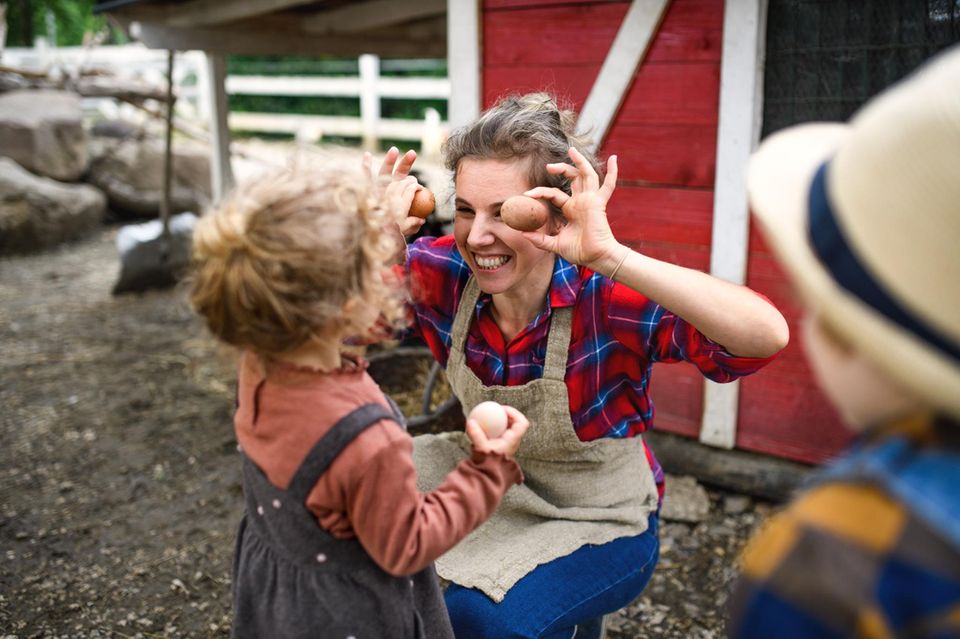 Sätze von Dorf-Eltern: Mama zeigt Kind Eier