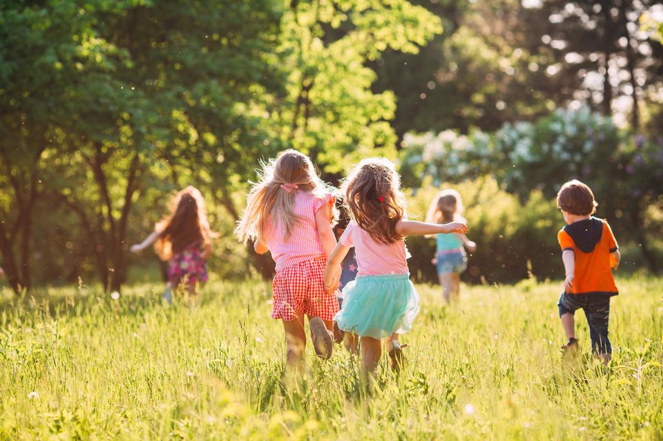 Kinder auf Wiese