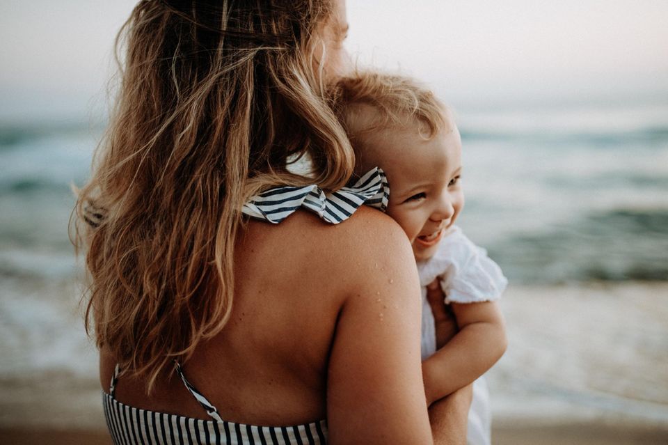 Bedürfnisorientierte Erziehung: Mutter mit Kind am Strand