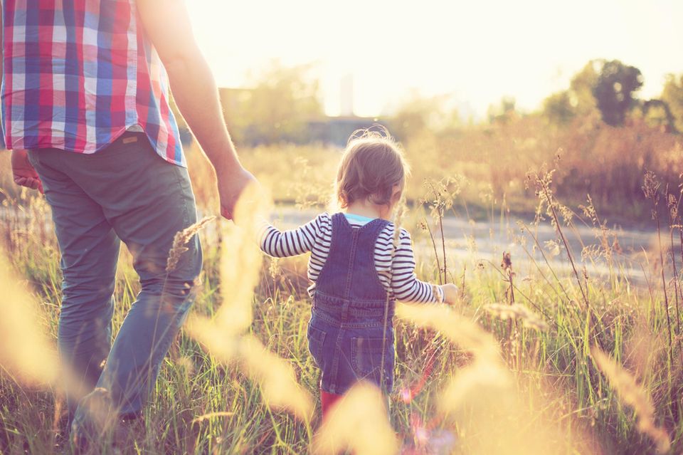 Kind findet Papa besser: Kleinkind an Papas Hand