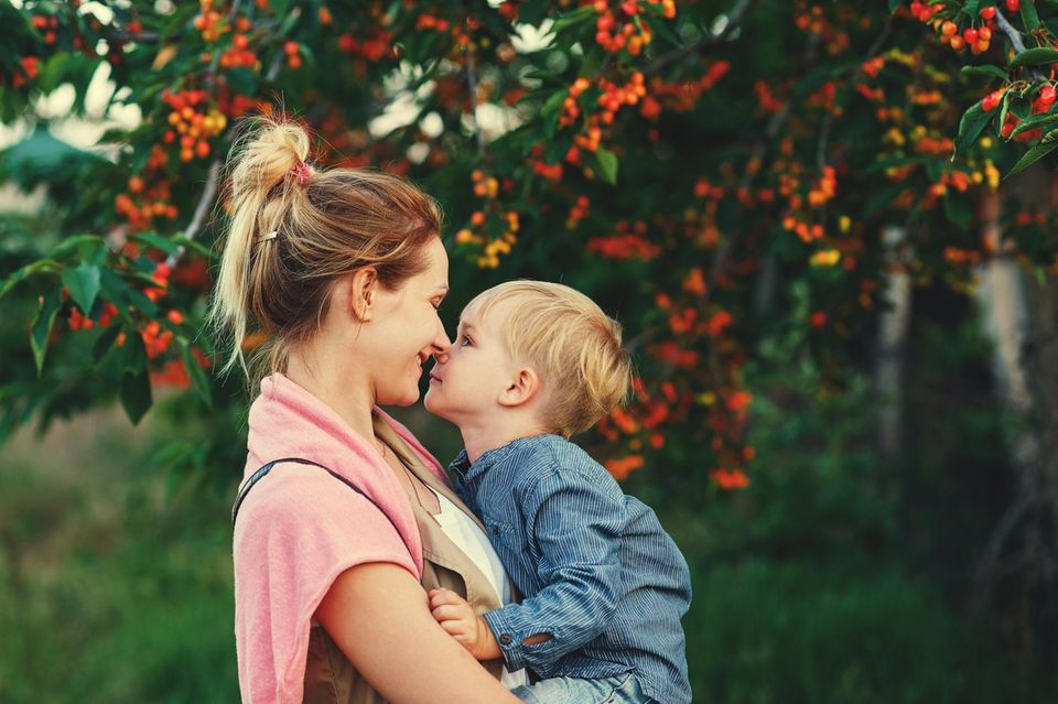 Tricks von Mama: Mutter hat Jungen auf dem Arm