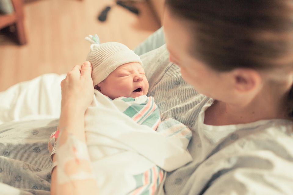 Positive Geburtserlebnisse: Mutter hat Baby im Arm