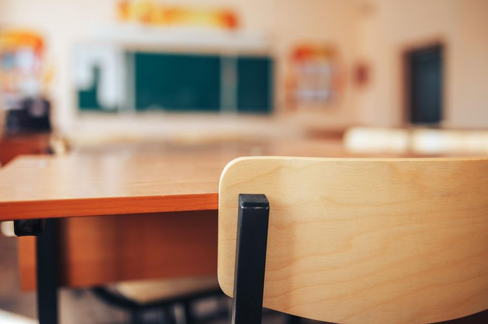 Blick in einen leeren Klassenraum