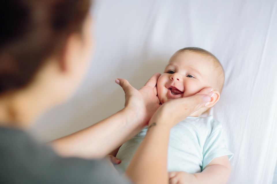 Aber wenn es dann lacht: Baby lach Mutter an
