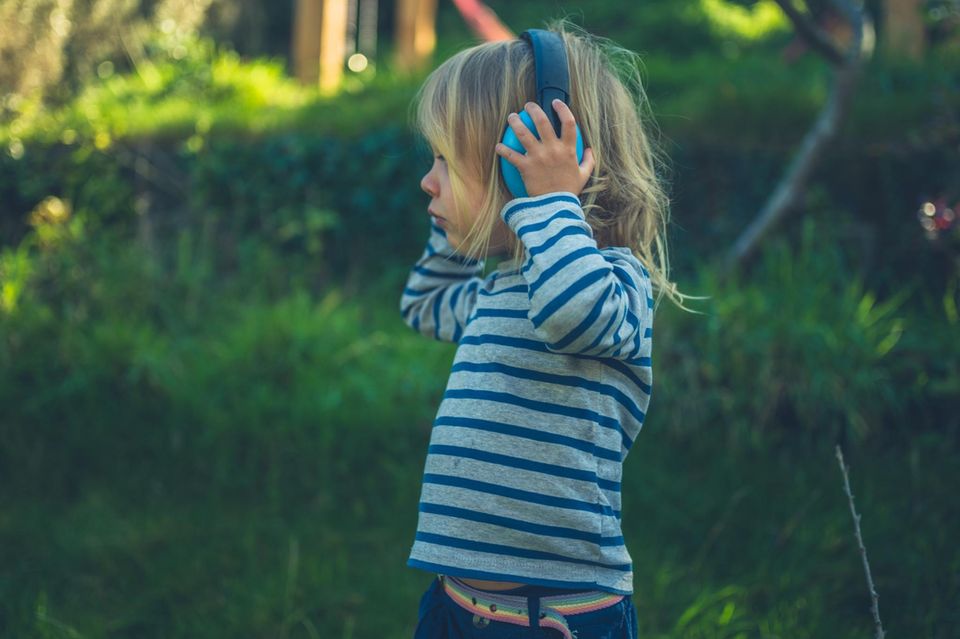 Junge mit Gehörschutz